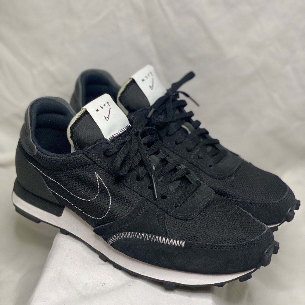 Black Nike daybreak sneakers